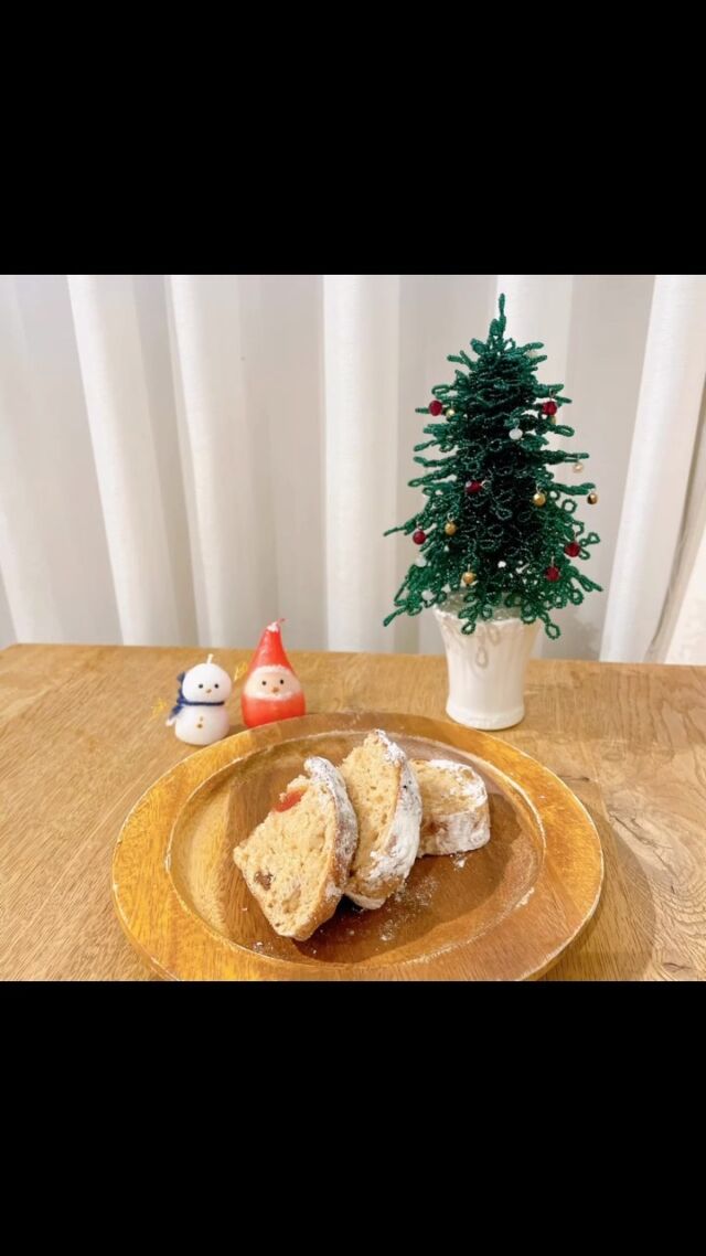\ かんたん・おいしい /
おうちパンワークショップ

@acokat21 さんによる
パンのワークショップを開催。

初めての今回は基本のドデカパン！
みなさん、真剣にメモを取りながら。
お家でもチャレンジしたら、
ぜひお写真見せてくださいねー！

WSでは、先生が作ってきてくれた生地を焼いて、
ドデカパンの試食。
クリスマスにぴったりドデカシュトレンも♡

次回は12月にドデカシュトレンの
ワークショップの開催が決まりました🙌🏻
詳細は決まり次第お知らせします。

#ワークショップ東京 
#ワークショップ自由が丘
#自由が丘カフェ #九品仏カフェ 
#おうちパン教室 #ドデカパン 
#パン作り教室